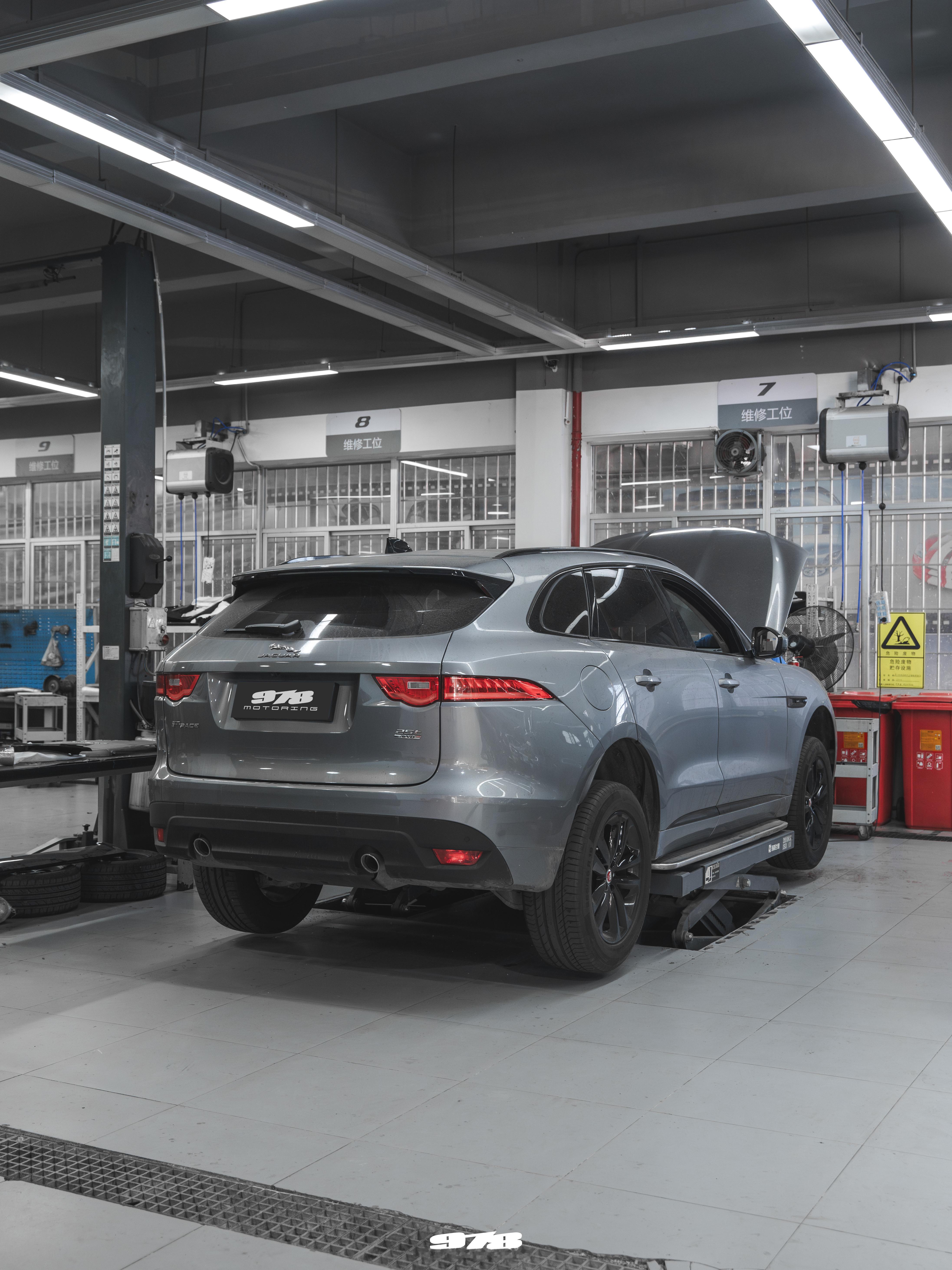 978Motoring出品捷豹F-PACE日常检修更换水泵、三通水管 