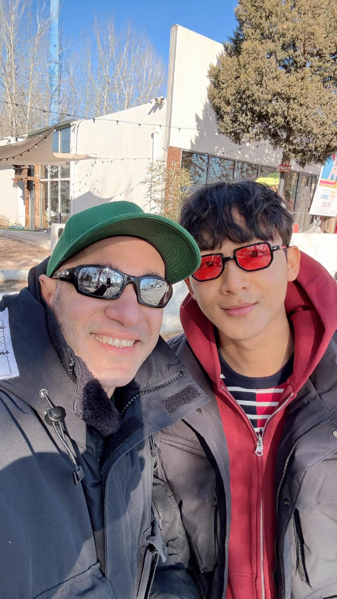 张晚意与花少导游聚餐张晚意与花少导游聚餐合照 1月21日，《花儿与少年7》的导游