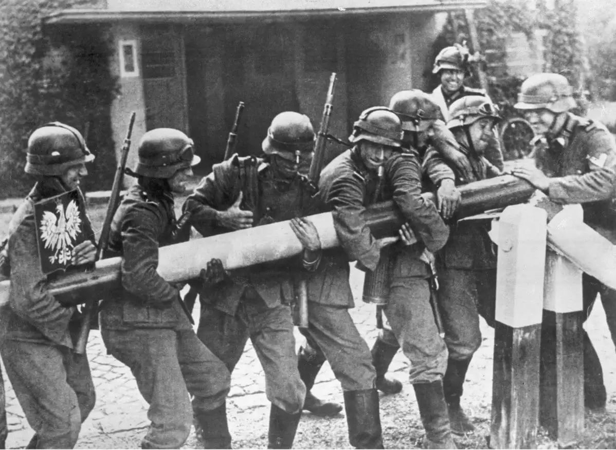 1939 年 9 月 1 日，德国国防军士兵在入侵波兰期间拆除了德波边...