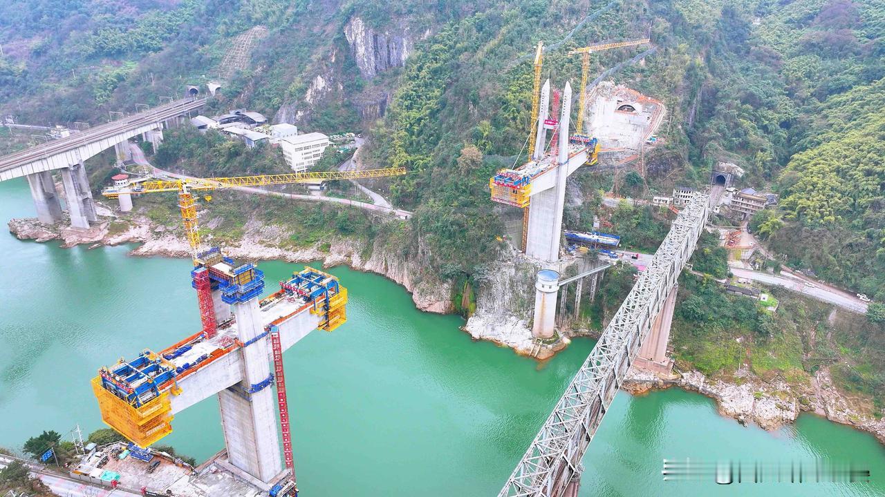 重大突破！西渝高铁康渝段嘉陵江大桥首对斜拉索安装成功

西渝高铁再传好消息！康渝