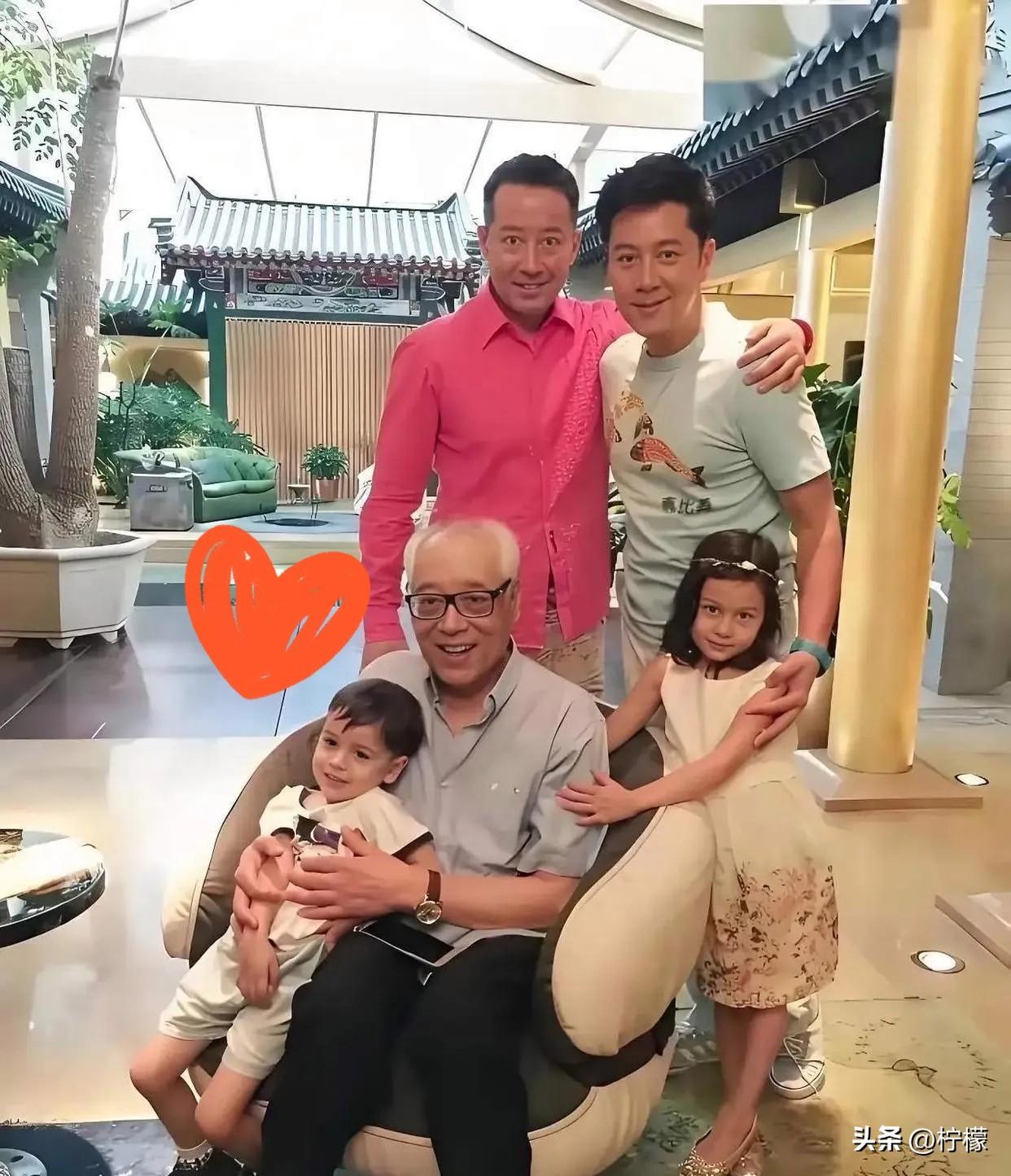 娱乐圈见过太多名利拉扯、
亲人疏离的戏码，蔡国庆藏了二十年的家事，却温柔治愈了无
