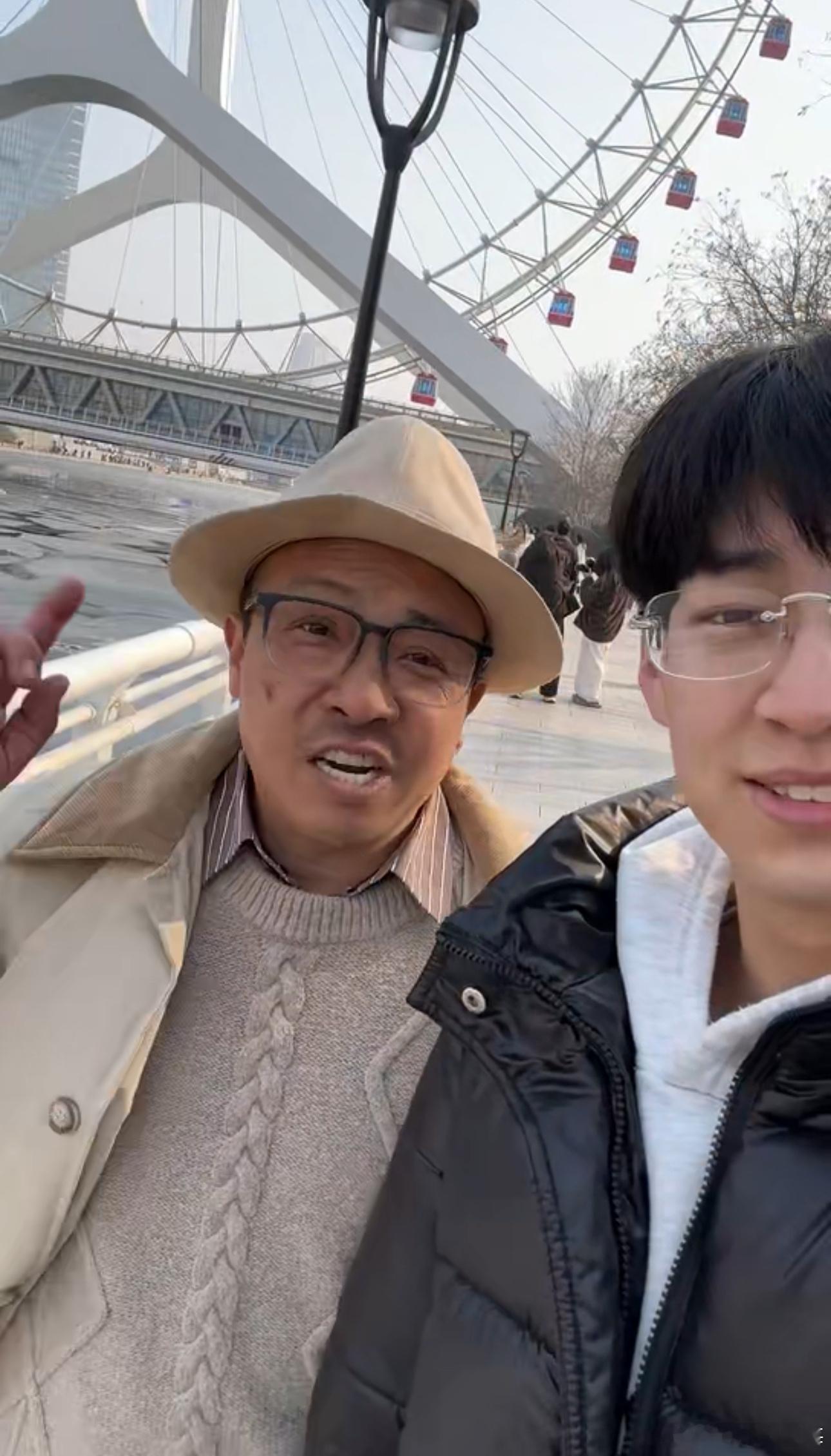 老舅躲催婚带外甥一起跑路过年催婚的“威 力”可见一斑！老舅连小外甥都拉来当“战略