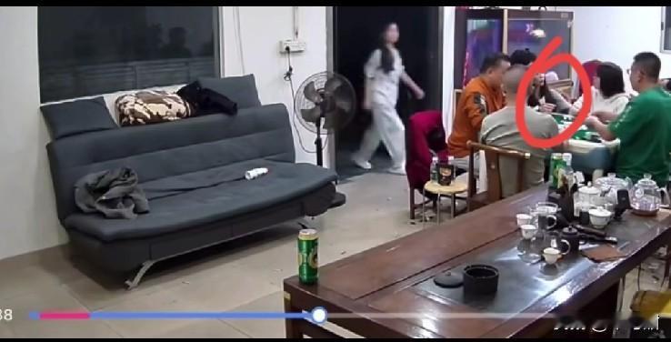 一男子伙同一群猪朋狗友，还有他的小三晚上聚在其中一人家打牌，席间老婆打来电话问他