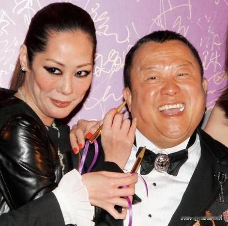 曾志伟一直圆嘟嘟的，即使老了也显可爱幼态。关淑怡老了脸瘦了不说眼神也凌厉，看起来