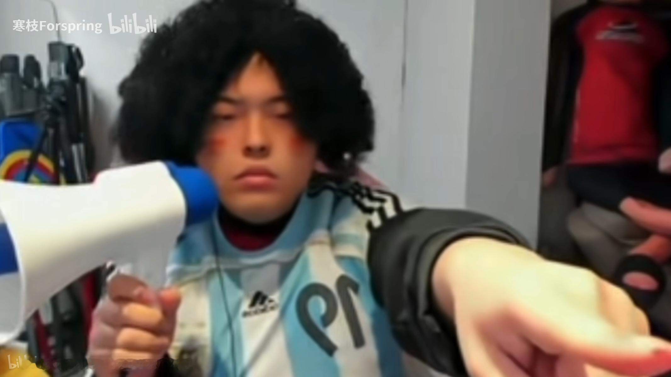 桃黑黑？绷不住了hhhhh怎么这样联动上了 说让他cos真老师的我也是服了 