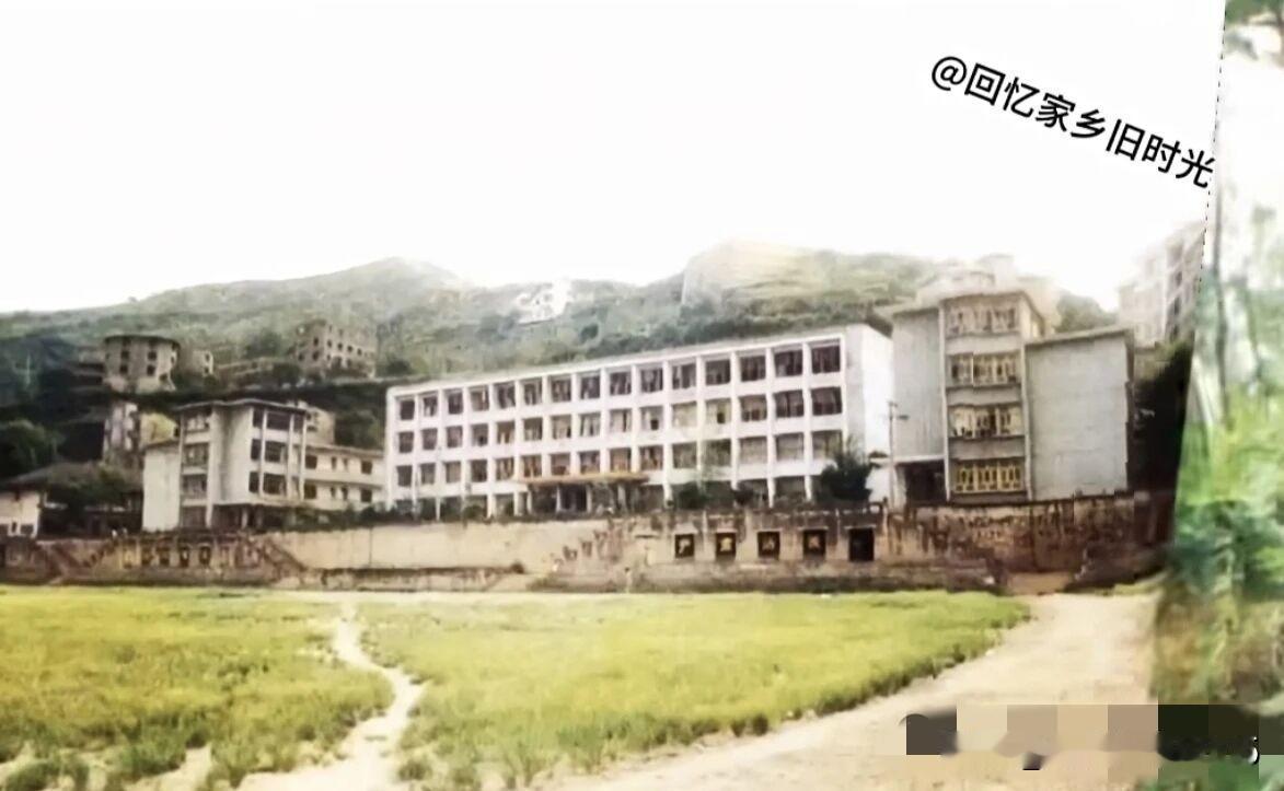 1985~89年在四川省平昌中学读高中的还记得这操场吗？刘伯坚烈士纪念碑落成时，