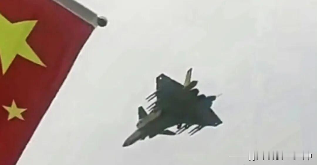 十六，是你吗？秀儿！
啊，不是啊？是20呀！

挂8弹的歼20常见，4个副油箱的