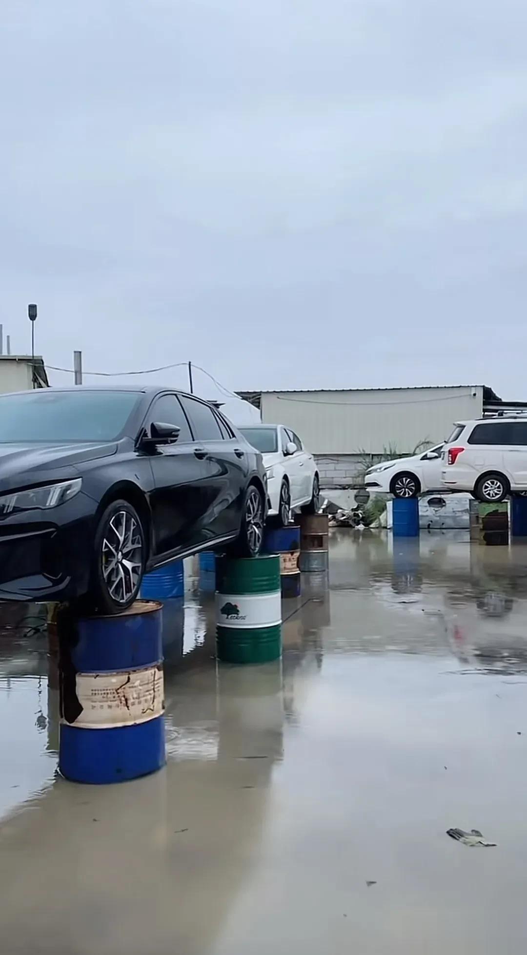 天天下雨，天天下大雨，这总算可以睡个安稳觉了，还想泡我的车，没门[灵光一闪]。