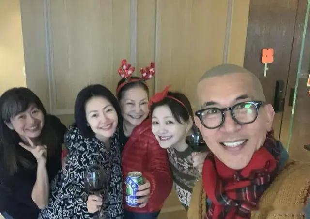 大S穿着费尔岛毛衣和具俊晔一起过圣诞节了，小S喝红酒，许曦文回家 
