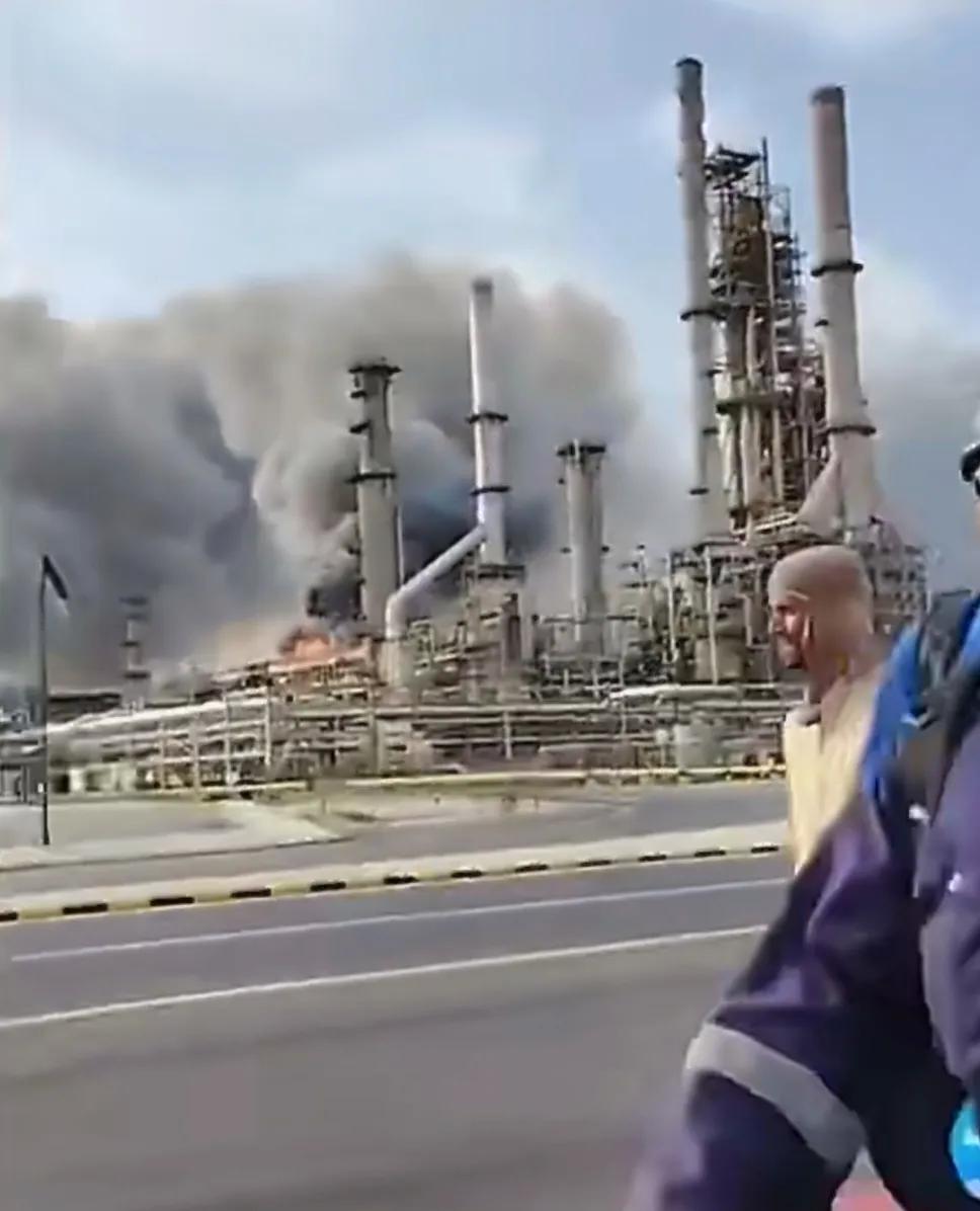 拉斯塔努拉炼油厂着火了，

说是被无人机打的，

但火其实是防空导弹打下来炸的；