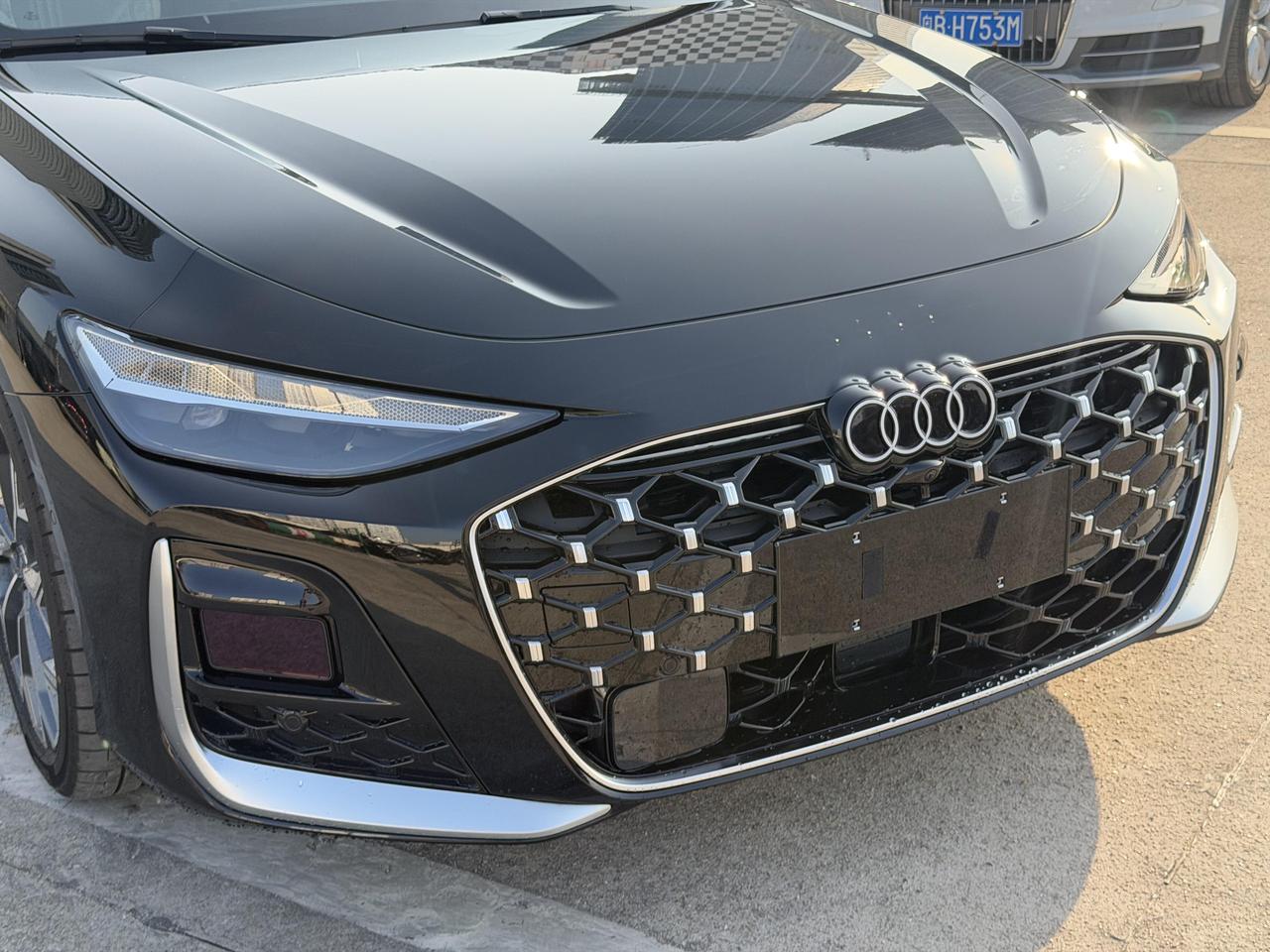 刚刚！街头实锤全新奥迪A6L，变化大到不敢认！
老铁们，我在路边“活捉”了还没上