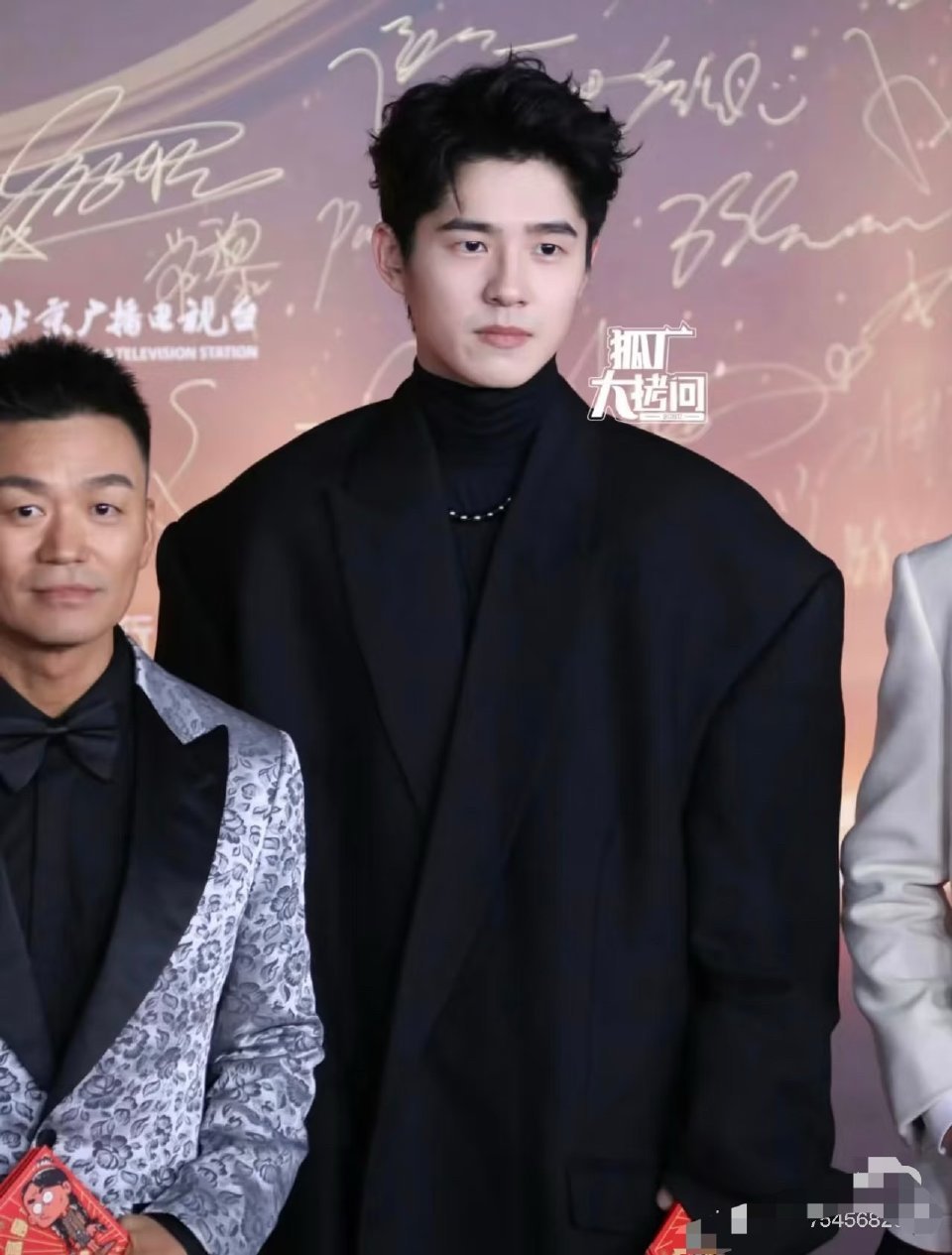 这就是电影脸的降维打击吗 ​​​刘昊然你这也太绝了吧 ​​​