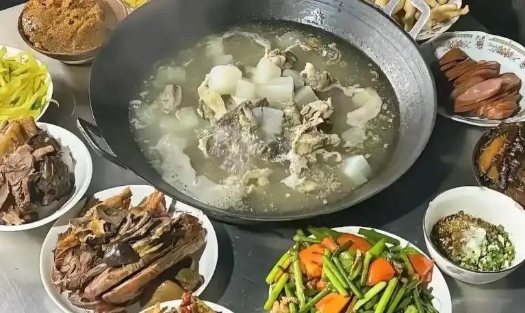 泪目！6 名退休老师去贵州旅游，突遇大雨，在一农户家躲雨，主人家做了 9 菜 1