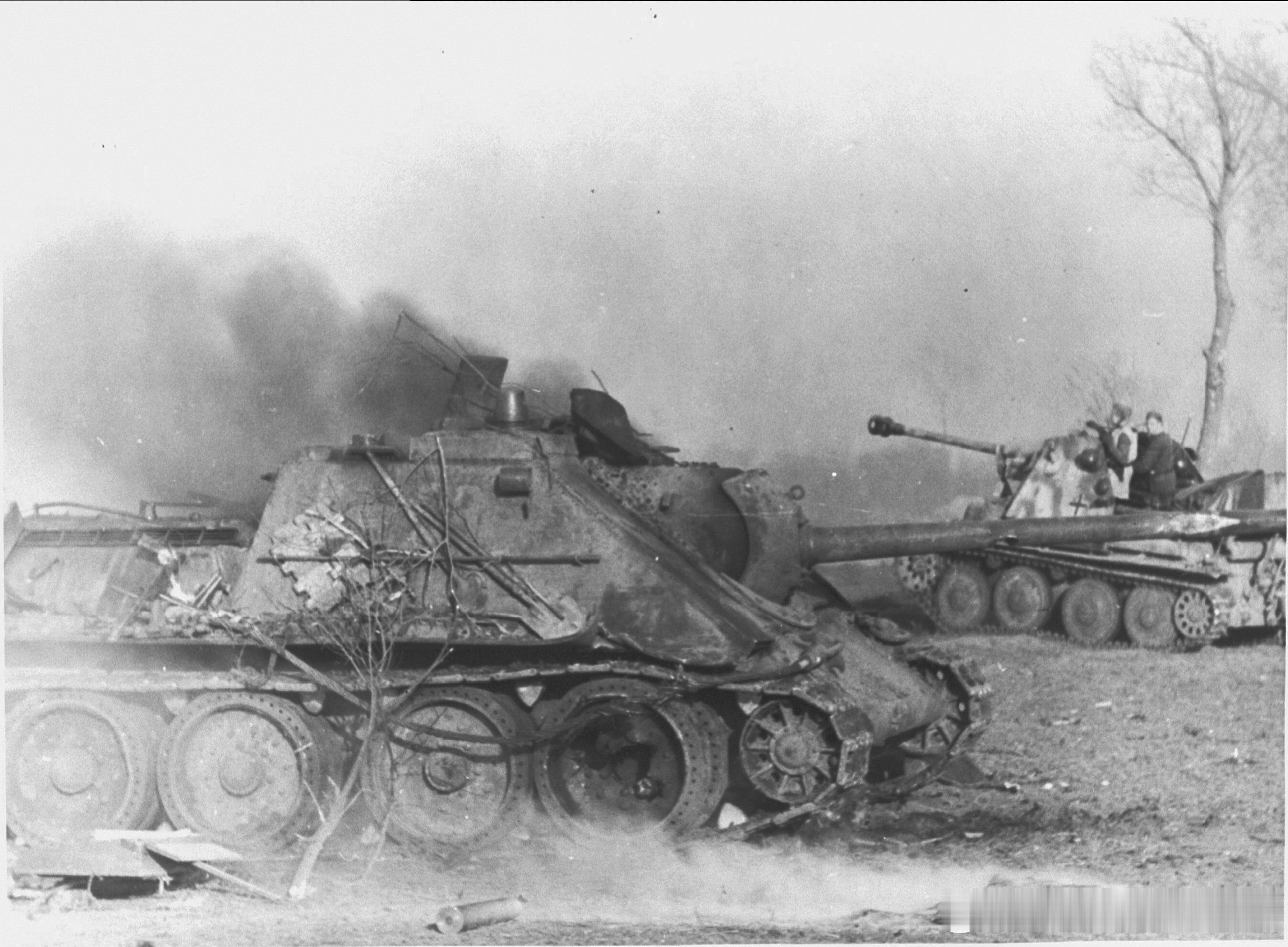 1943年12月13日德军Marder“黄鼠狼” III自行反坦克炮经过1辆被击