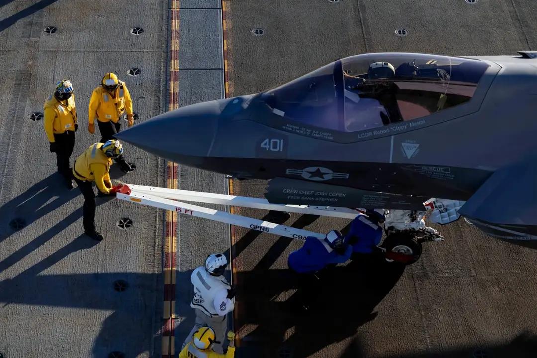 美国海军:这下终于追上中国海军了！

日前F-35C隐身舰载机首次在福特级航空母