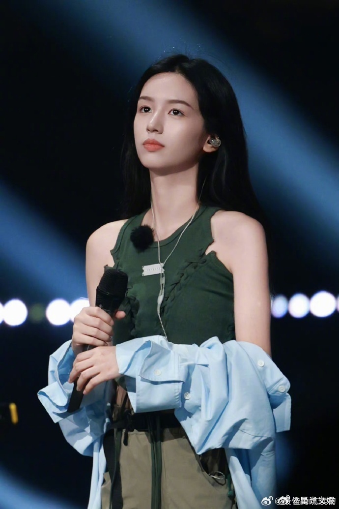 #周也纯素颜怼脸拍##周也水灵灵的素颜怼脸拍# 周也的素颜照片清新宜人，清秀的眉