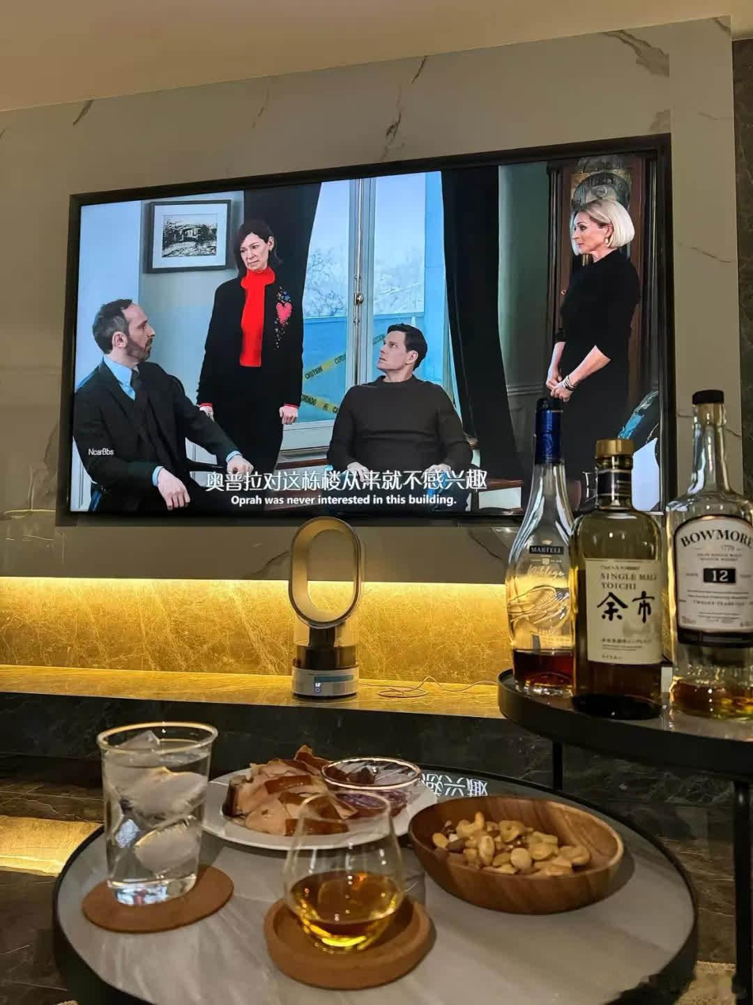 深夜，城市已沉沉睡去。我于屋内，将喧嚣隔绝窗外，开启独属自己的午夜时光。琥珀色的