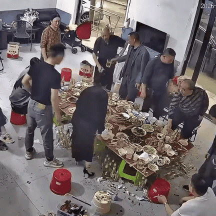 男子豪掷半天做几十道菜宴客，醉酒亲友竟当场掀桌！网友怒斥：这酒品，趁早绝交！
