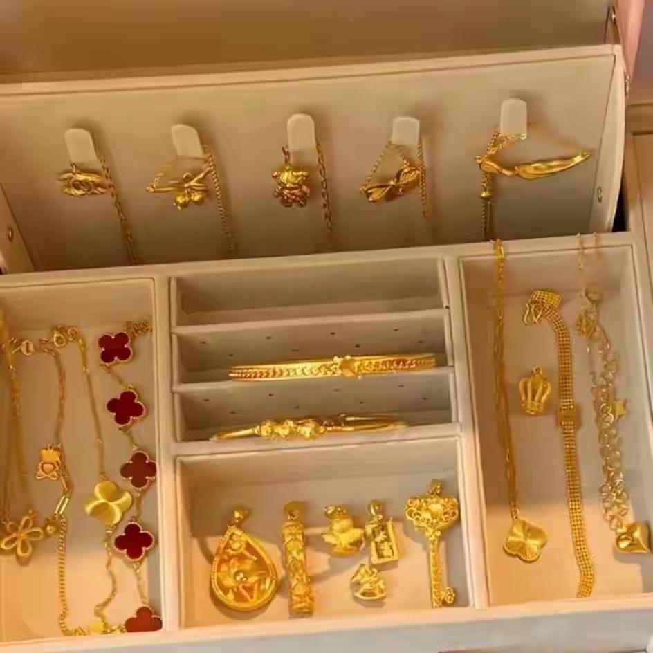 曾经有一个朋友这样说，黄金价格很高，可以小克的买，然后，可以利用一些抵扣券去买，