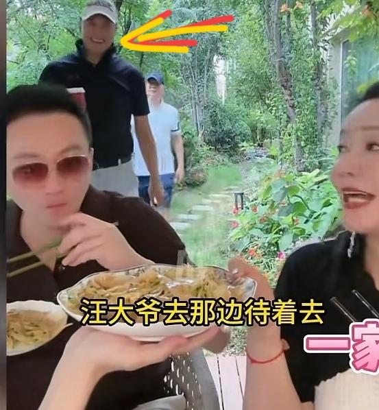 张兰，一家三口终于同框了！

9月2日，张兰一如既往的开启直播，没想到，没过多久