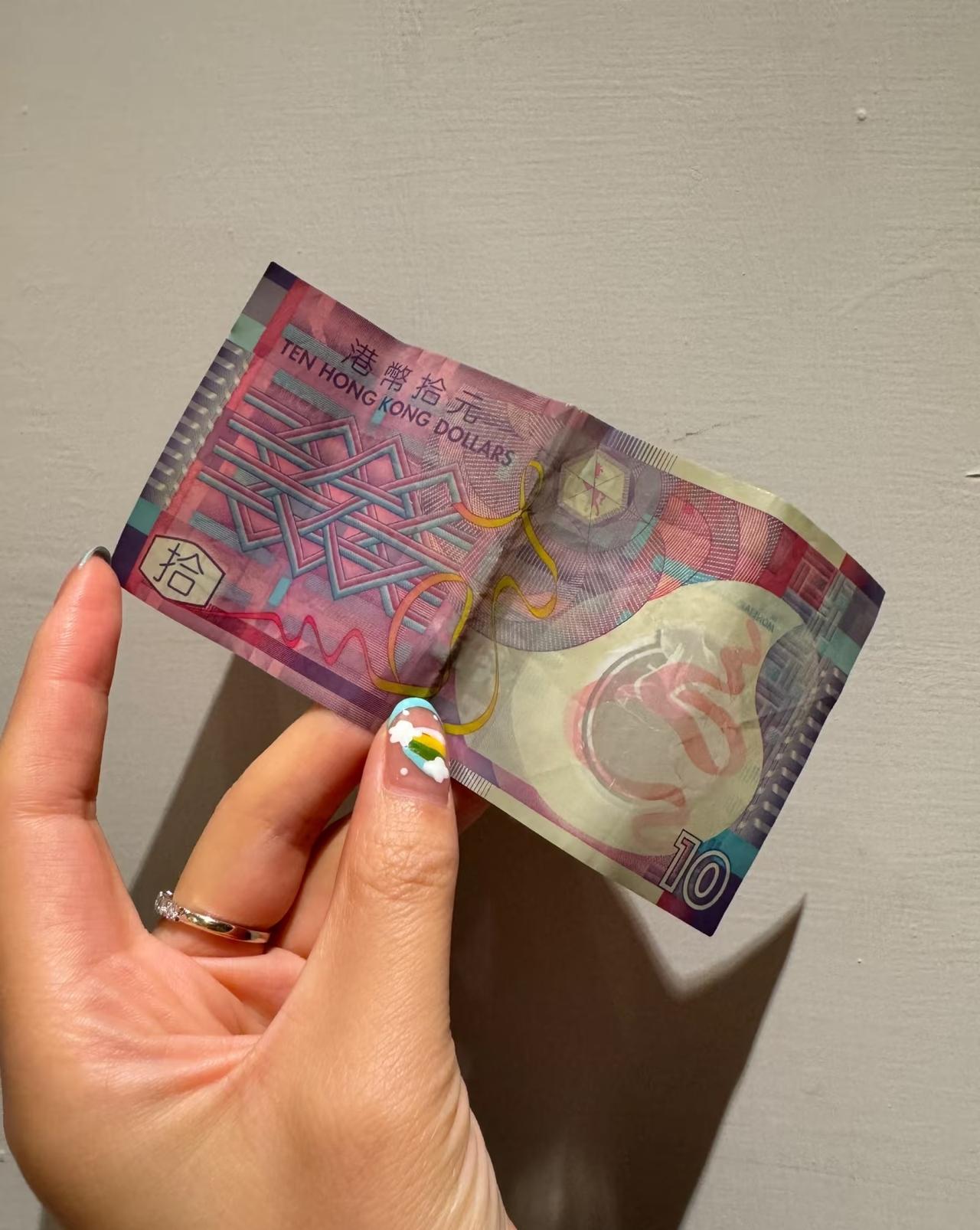 问港友：为什么店员说这个钱太旧了，不收
来香港玩换了点现金，不知道在哪个店里找零