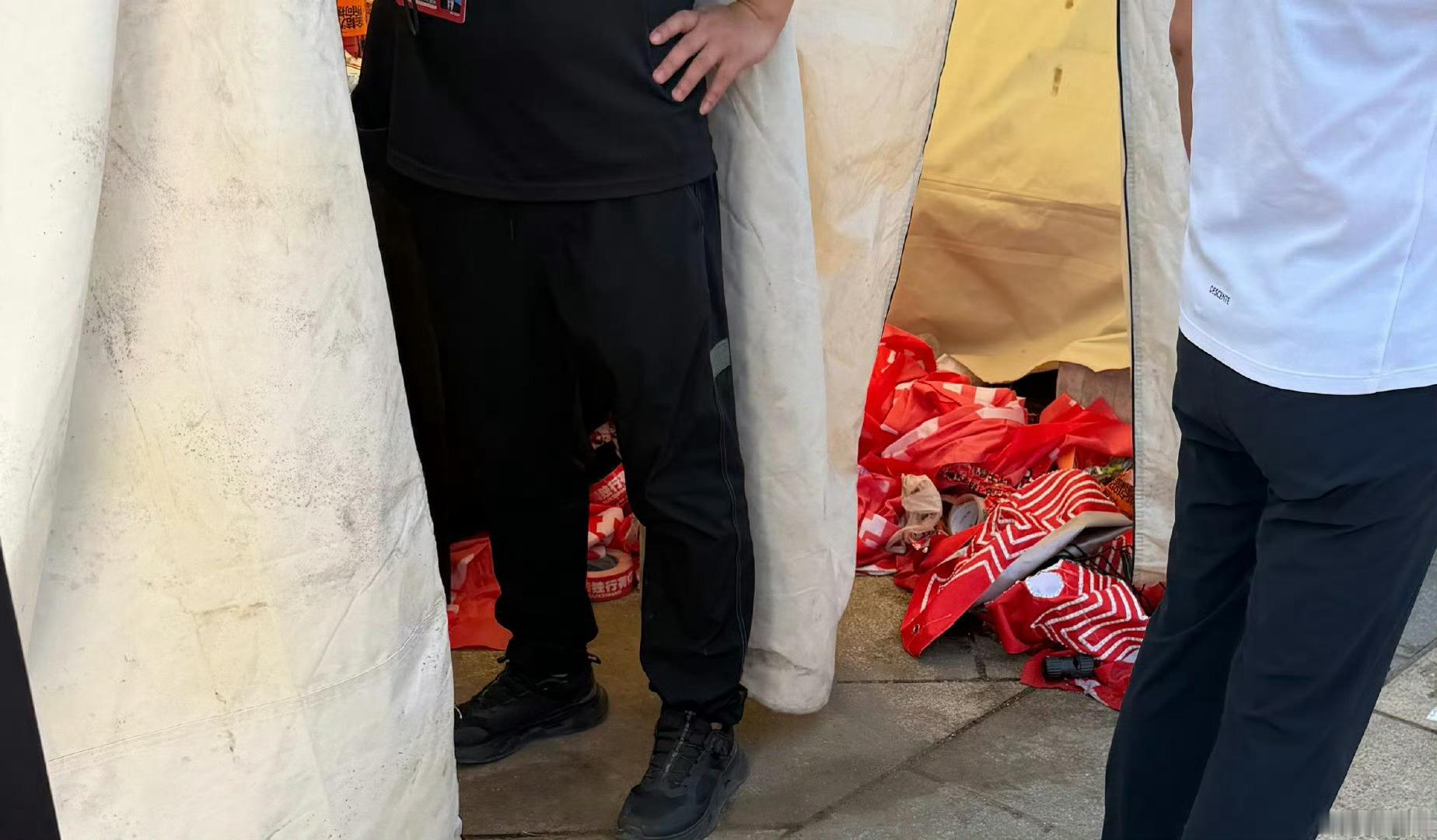颜文雁是不是吓坏了急着收红色？【内场只检查红色】，现在右边红色灯牌拿一个被收一个