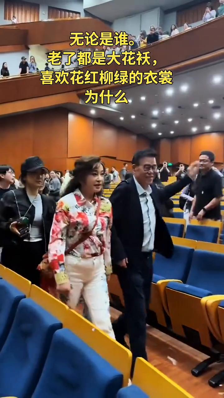 无论是谁，老了都是大花袄，喜欢花红柳绿的衣裳。为什么？无论是谁，老了都是大花袄，