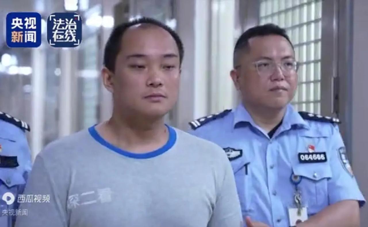白家父子俩，在中国看守所一年多，白应苍吃胖了，可见伙食保障不错，不过更憔悴了，白