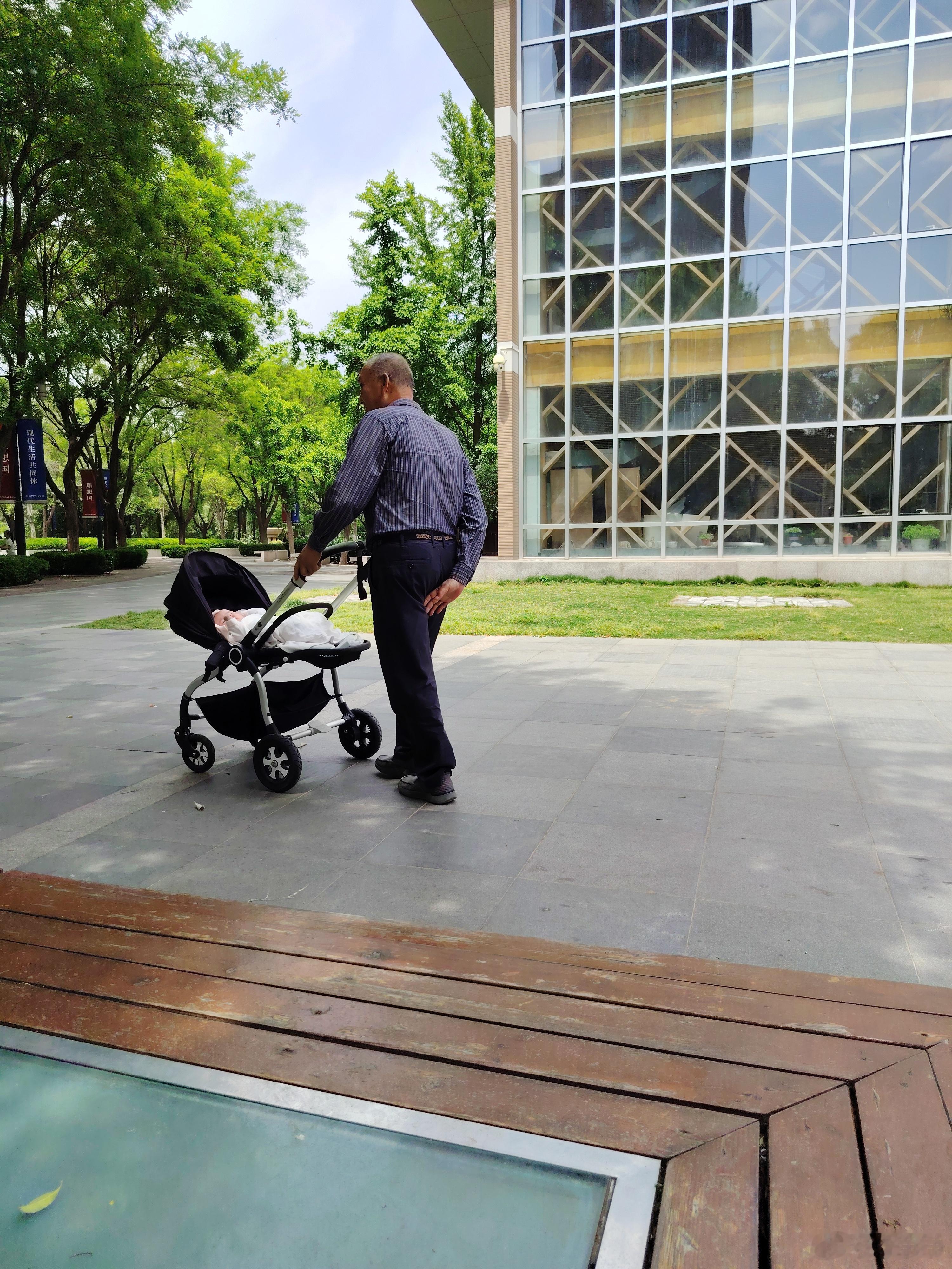 看到这样的老爷子带孩子，真的是感慨万千。原本就是农村家庭，在农村几乎很少看到抱孙