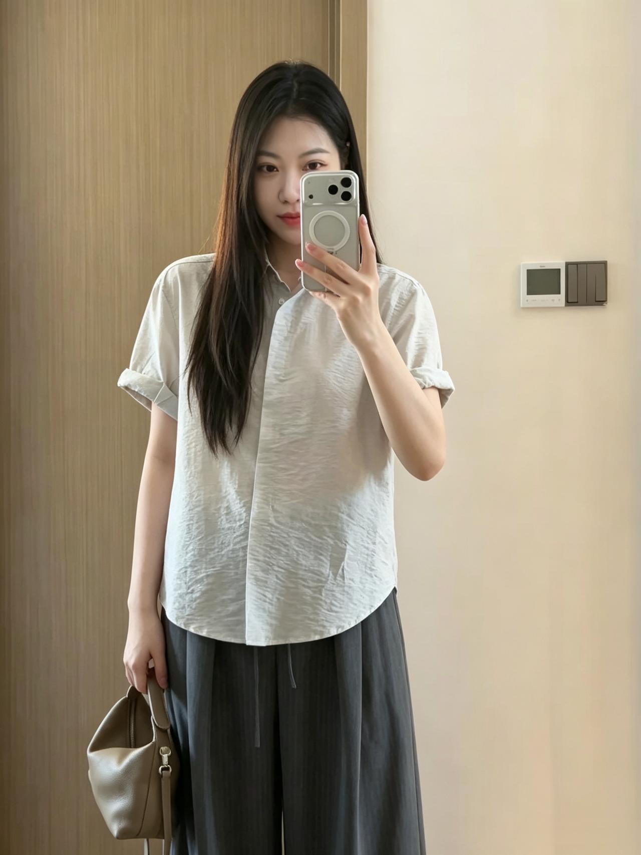 清衫简雅自相宜，闲立窗前日影迟。
褪去浮华尘外事，一身安稳是清姿。