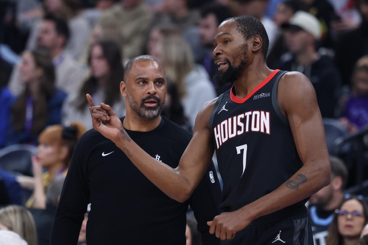 罚球24罚12中，这还是NBA球队？
火箭客场122-128加时不敌76人，加时