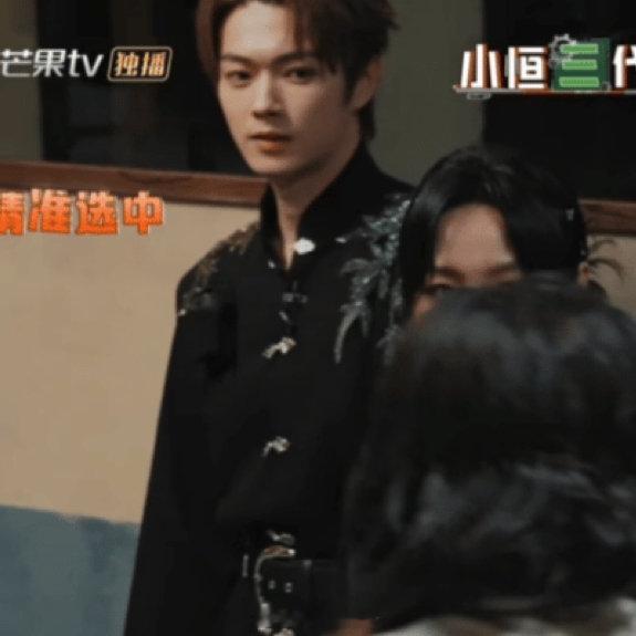 许凯冷静得让我陌生密室大逃脱许凯别人碰到 NPC 要么狂奔要么呆住，许凯深吸一口