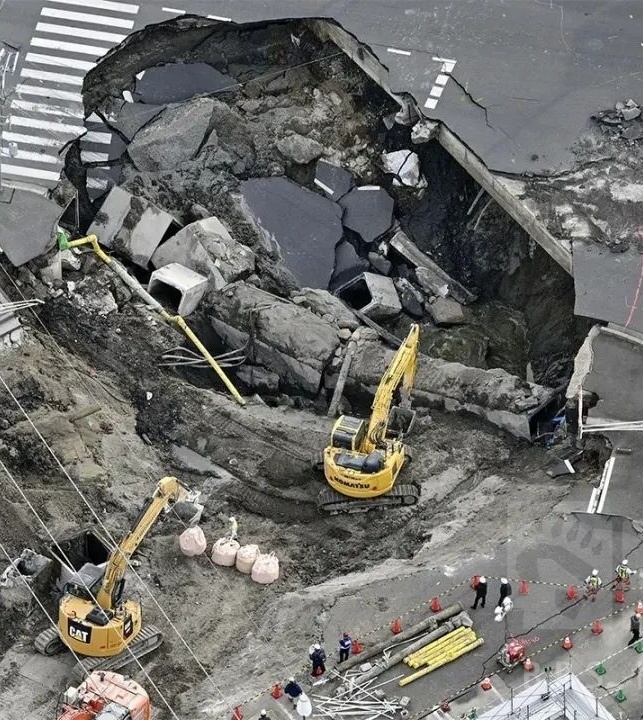 虽然到大坑里的日本老头还没救出来……但日本第一时间做的现场还原模型倒是精益求精…