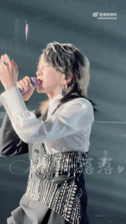 刘忻广州站唱了发表后从未唱过的歌遗忘俱乐部巡演广州站惊喜值拉满！刘忻现场开唱《黑