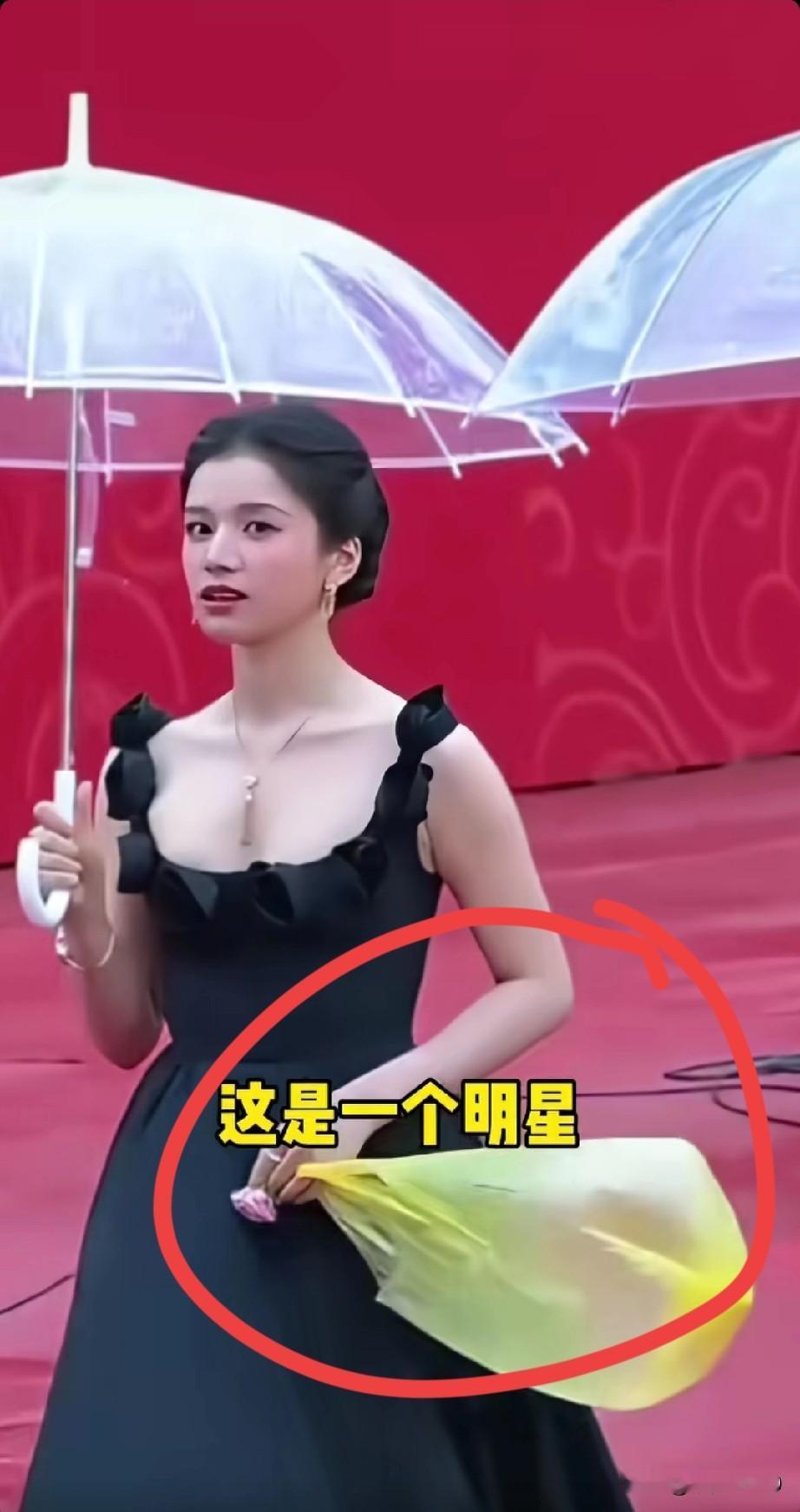 巴黎世家疯了？一万二的“垃圾袋”，究竟谁在买？
谁能料到，巴黎世家一款“Tras