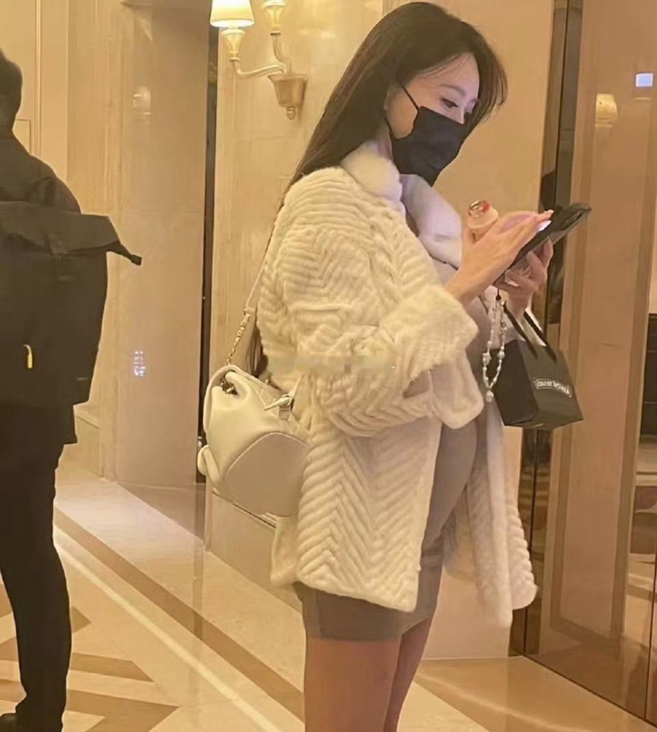 叶珂这肚子得有5个月了吧，网友评论扎心了，人家孩子的起点是普通人一辈子到不了的终