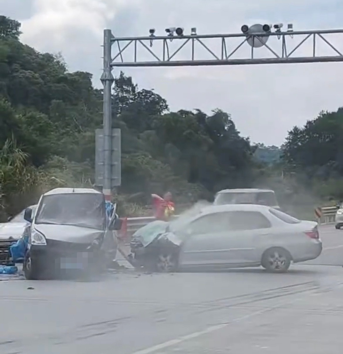 【玉林一龙门架底小货车和小车撞报废】7月2日，玉林市的一龙门架底路段一辆小货车和