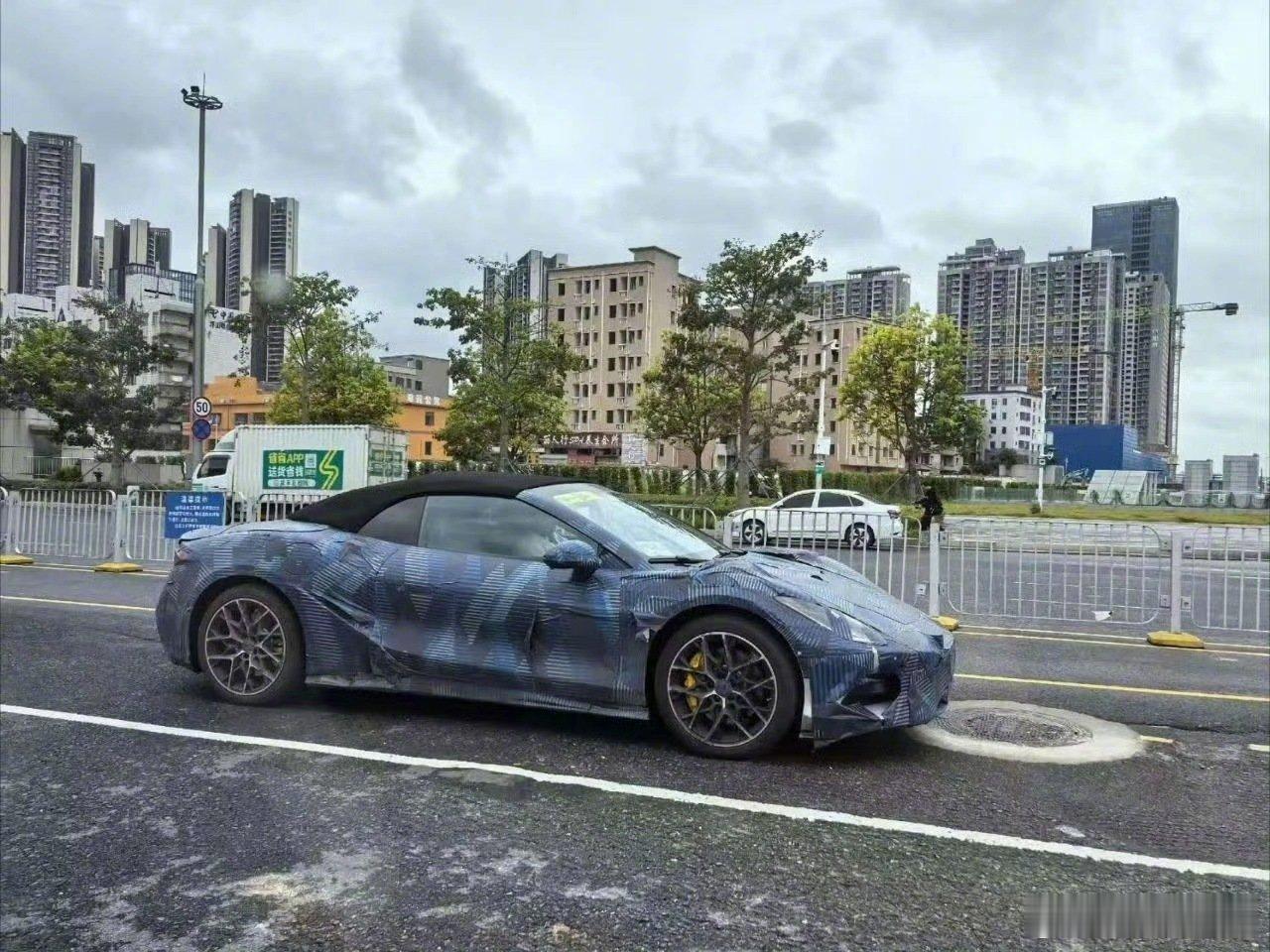 腾势这波是真敢玩～ 这年头造跑车的本就不多，敞篷款更是稀缺货，居然还搬出了仰望同