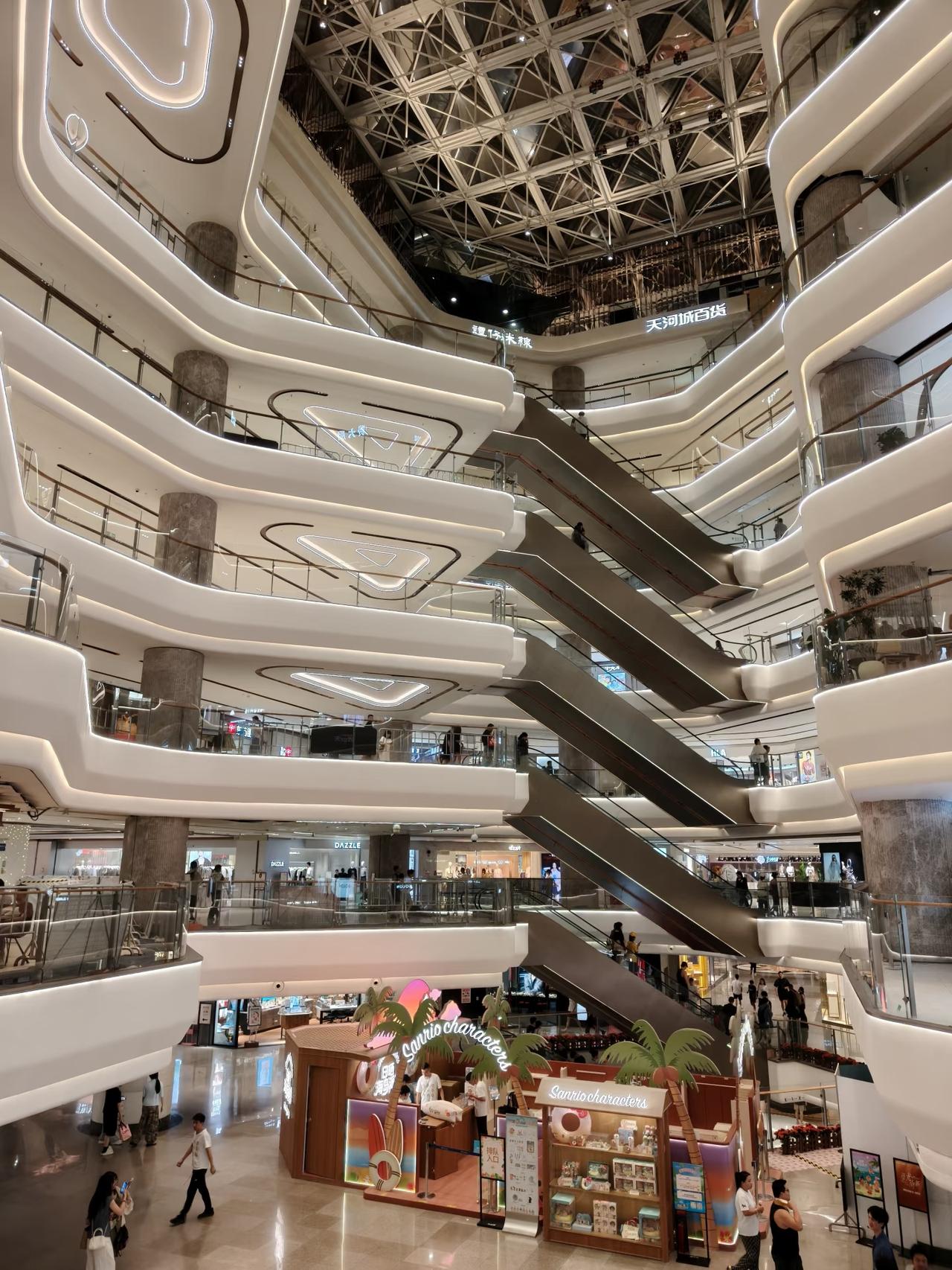 广州街坊吐槽: 天河城升级以后厕所太差了。

一个厕所坑位那么少！！！本来女厕所