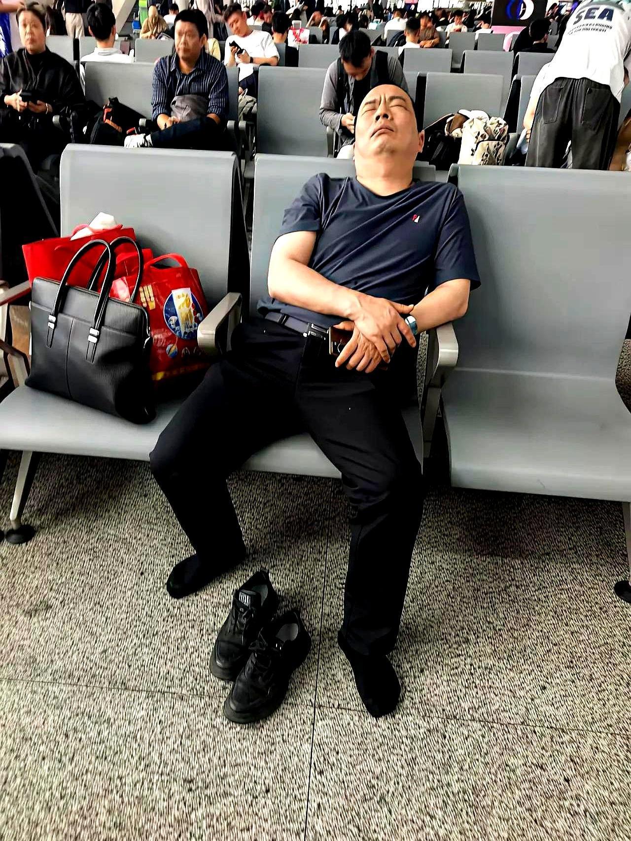 看完这个故事，心口有点发涩：74年生人，92年第一回碰壁，咬牙两年才翻过去。
那