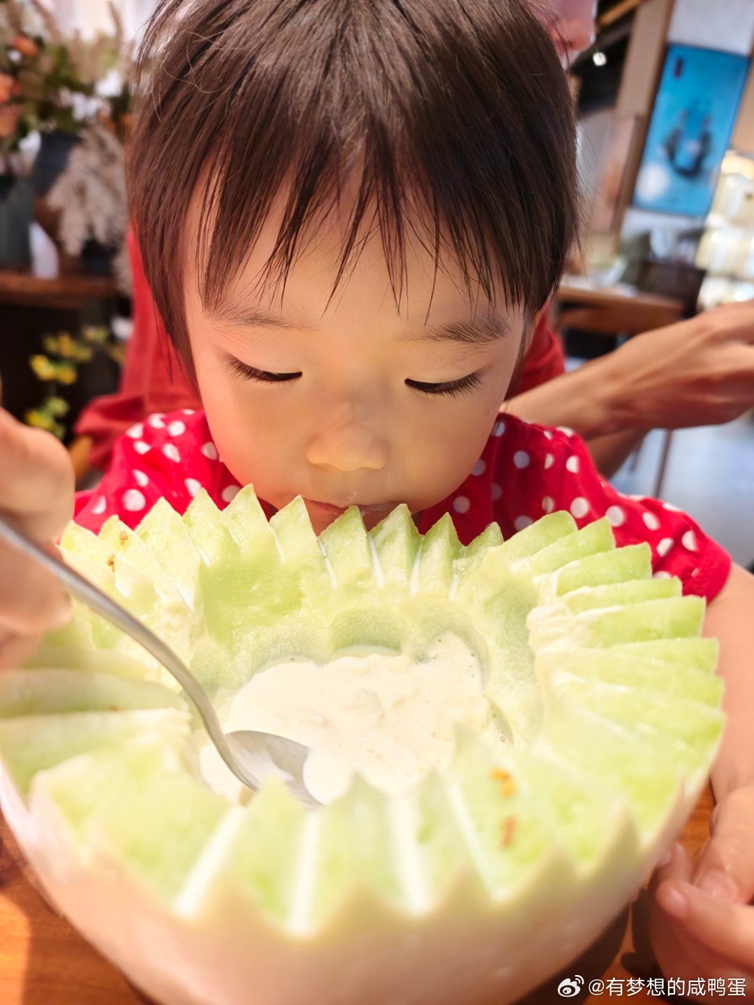 这个小面团子平时和爷爷奶奶姥姥姥爷出去的时候老人都会给她带好吃的和爸妈出去自己知