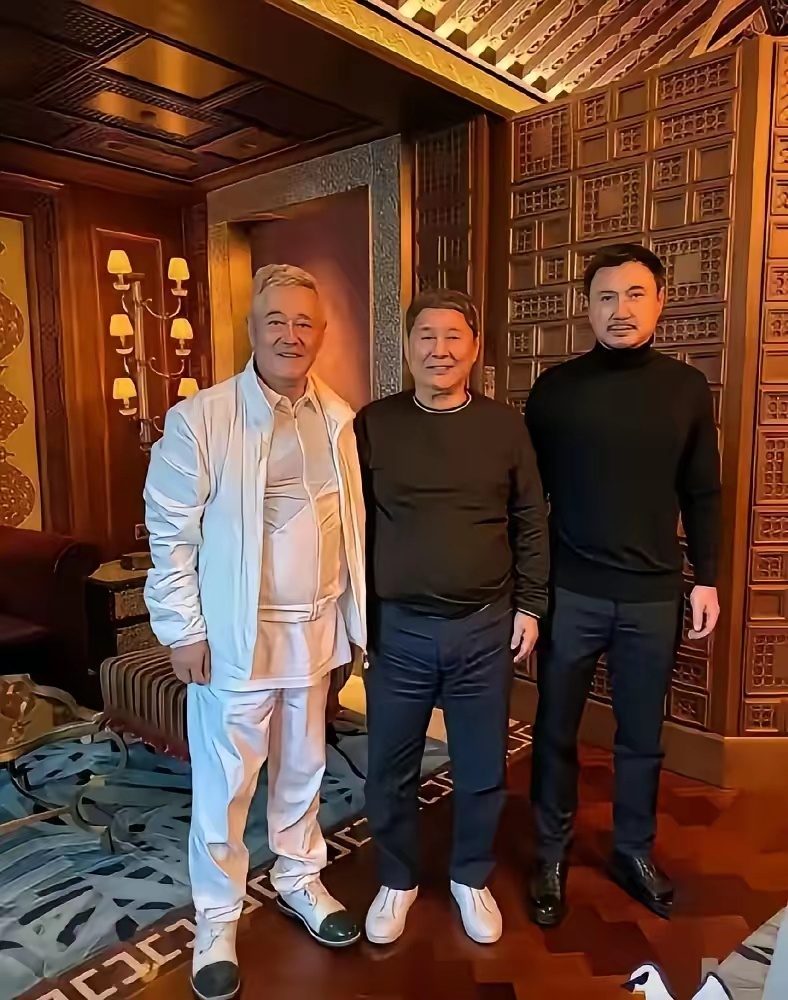 沈腾真有面儿，居然能和本山大叔合影，只是不知道中间那位是谁，站中间，估计也是位大