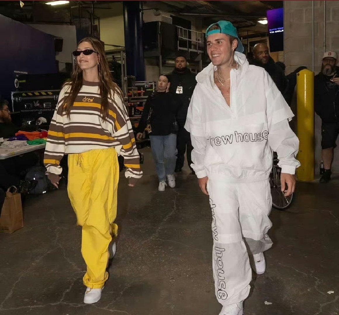 比伯海莉格莱美红毯救命！比伯海莉全黑情侣装走红毯也太有氛围感了 