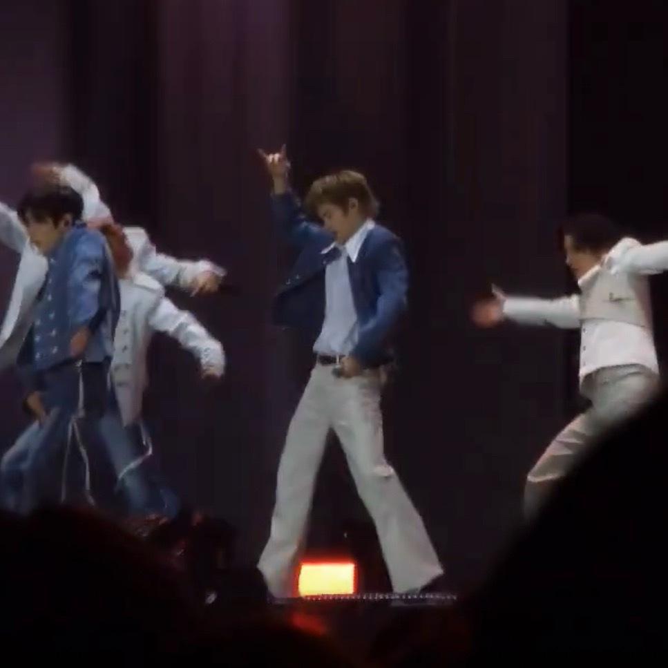 啊啊啊啊我喜欢今天fame这身衣服诶好修身的白色裤子，眼里都是男神的大长腿