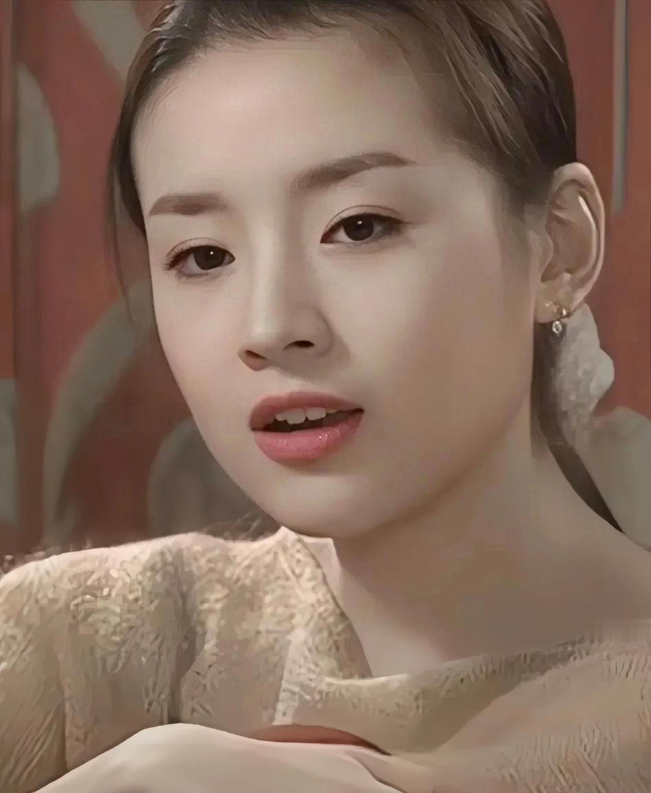 年轻时的董洁清纯靓丽，气质淡雅如百合！只是再如花的美眷 终敌不过似水流年。
