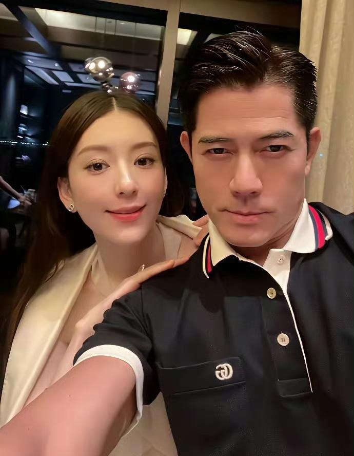 为什么说郭富城和方媛最配
看他们鼻子就知道了，
两人的鼻孔也太小了吧 看着就小气