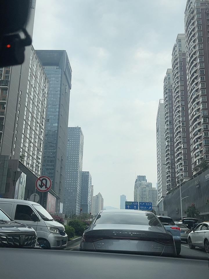 人到中年，仿佛站在人生的十字路口，很多人觉得钱是万能的，于是拼命赚钱。但除了钱，