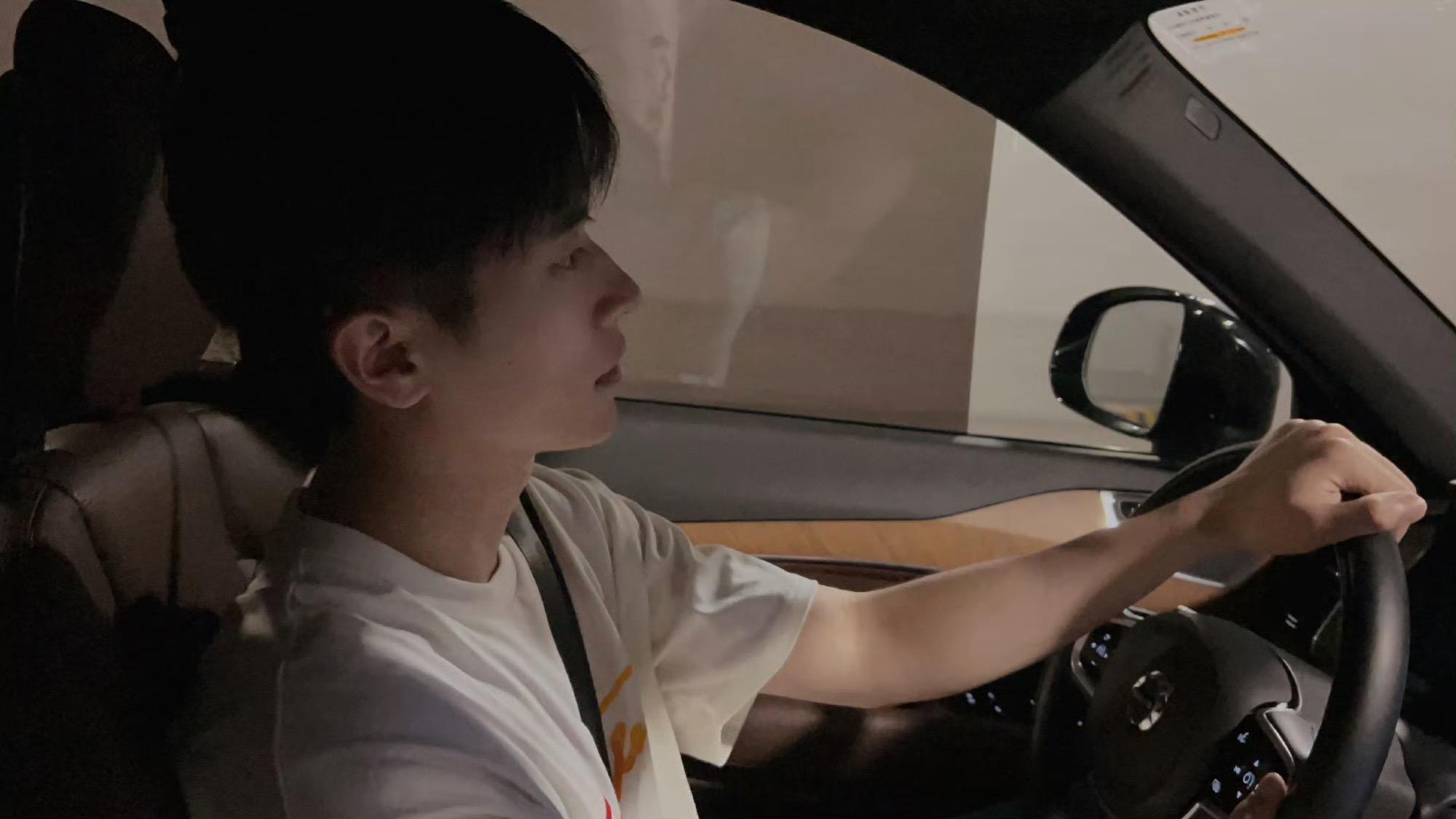 溢出屏幕的雄性魅力