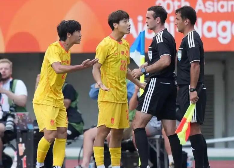前晚亚运会男足半决赛，U23国足1-2输给韩国，无缘决赛。
赛后骂裁判的声音铺天