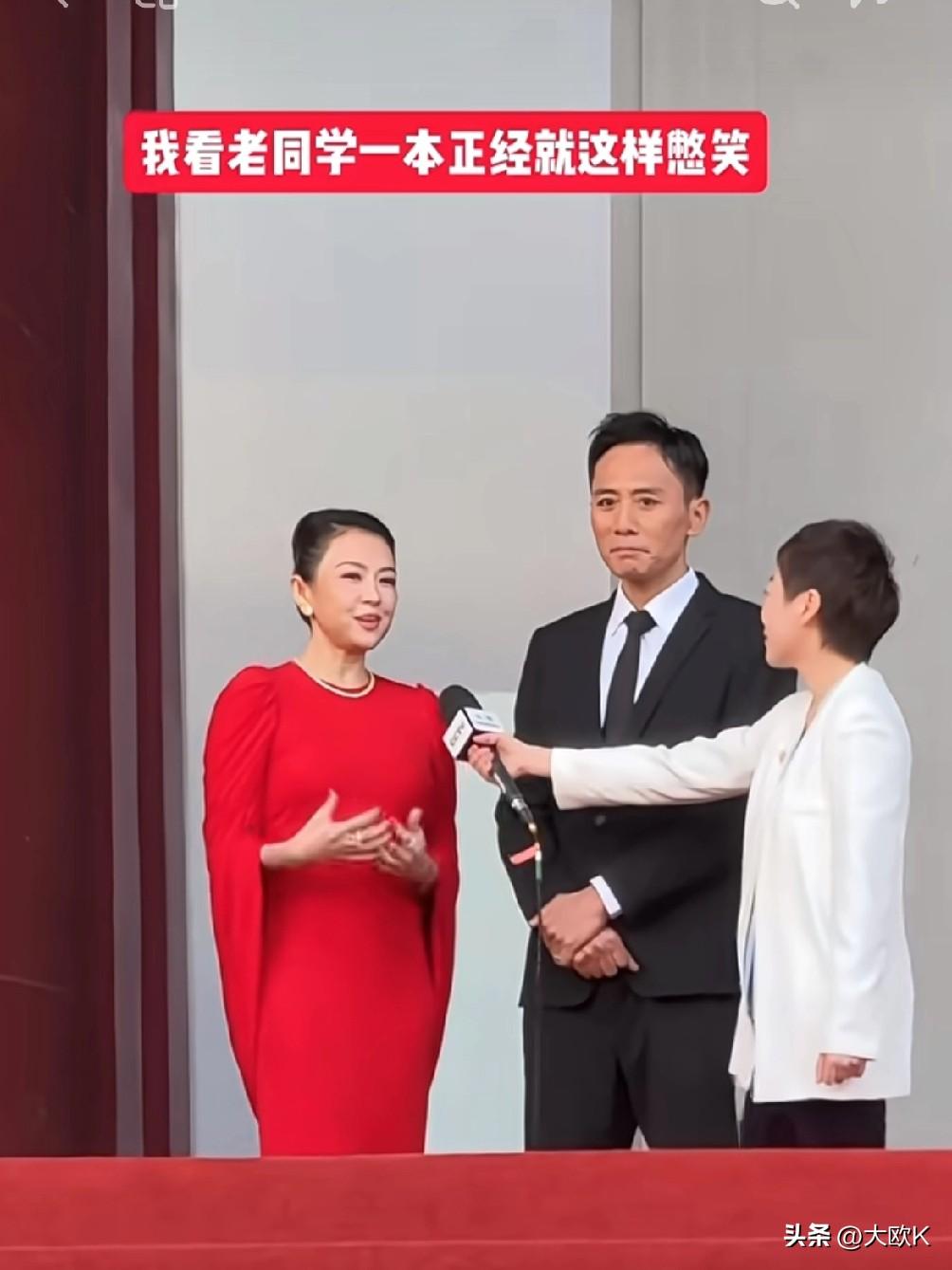 看到朋友在台上装正经，真的会憋不住。
不信你看这两位，
章子怡一身红裙端庄发言，